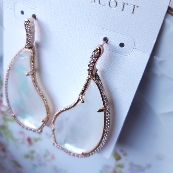 Kendra Scott Tulip Rose Gold Drop Earrings Ivory Pearl - Picture 4 of 7